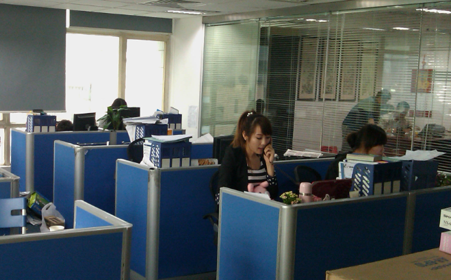 工业快速门与透明软门帘组合方案在食品厂通道的隔热防撞应用